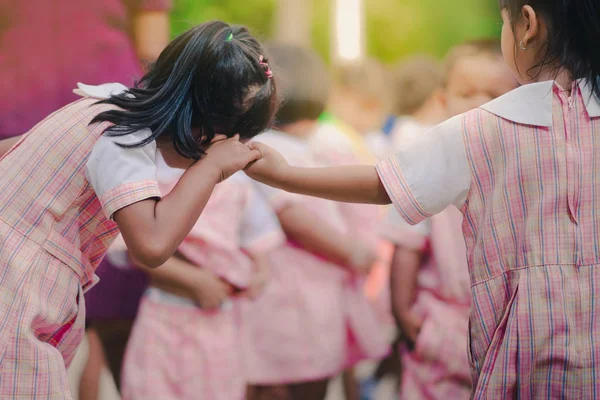 Niños Pequeños Hacen Ejercicio Por Mañana Antes Clase — Foto de Stock