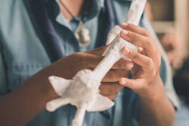 Öğrenciler okulda bir zürafa gibi kağıt mache sanat yapmak öğrenmek.