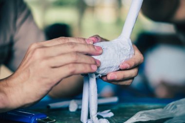 Öğrenciler okulda bir zürafa gibi kağıt mache sanat yapmak öğrenmek.