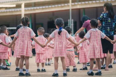 Sabah dersten önce egzersiz genç çocuklar.