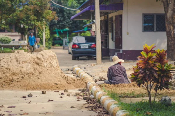 Conserje Escuela Construye Camino Ladrillo Escuela — Foto de Stock