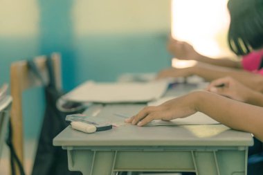 Öğrenciler sınıfta bir kalem ile temel desen Tayland çizimi için deneyin