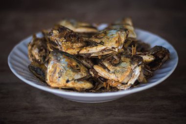 Tayland 'da basit bir köy yemeği için kızarmış balık kafaları.