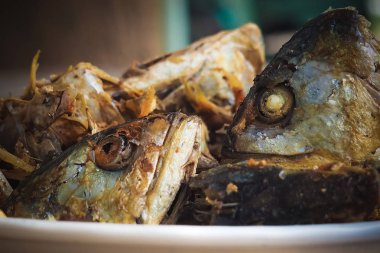 Tayland 'da basit bir köy yemeği için kızarmış balık kafaları.