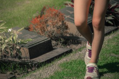 Kanchanaburi, Tayland-Aralık 19: Tanımlanamayan turist yürümek ve Aralık'ta Kanchanaburi Müttefik savaş Mezarlığı'nda fotoğraf almak 19,2017 Kanchanaburi, Tayland.