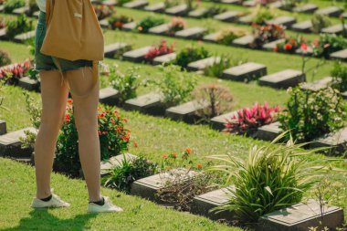 Kanchanaburi, Tayland-Aralık 19: Tanımlanamayan turist yürümek ve Aralık'ta Kanchanaburi Müttefik savaş Mezarlığı'nda fotoğraf almak 19,2017 Kanchanaburi, Tayland.