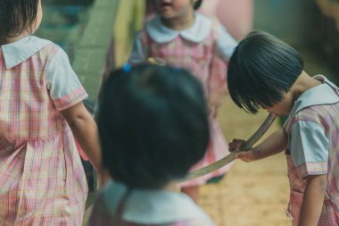 Öğrenciler içme suyu musluk öğle yemeğinden sonra.