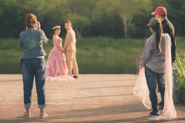 Fotoğrafçı öğleden sonra gelin ve damat, düğün öncesi fotoğraf çekmek.