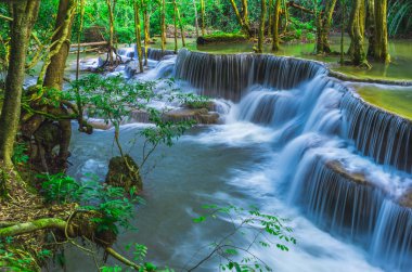 Güzel doğal Huay Mae Khamin şelale, il Kanchanaburi, Tayland
