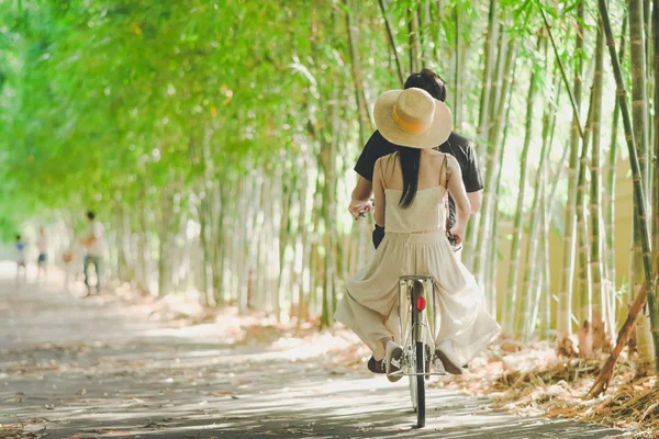 Felicidad Pareja Montar Bicicleta Parque Bambú —  Fotos de Stock