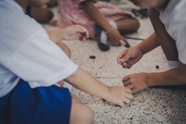 Genç çocuklar okulda hayal güçlerini renkli modelleme kil ile birlikte eğleniyor.