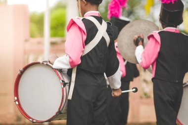 Okul geçit töreninde Marching band davulcular gerçekleştirmek