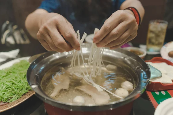 Spor için egzersiz sonrası suki yaki yiyor sağlıklı.