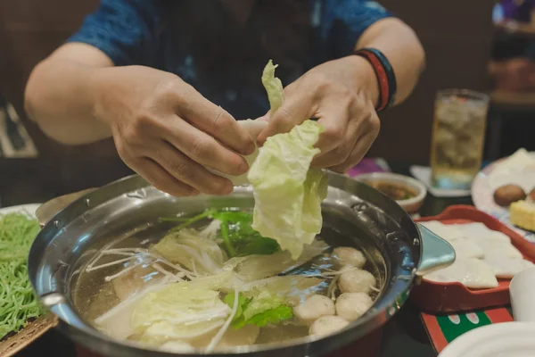 Las Mujeres Del Deporte Comen Suki Yaki Después Del Ejercicio — Foto de Stock