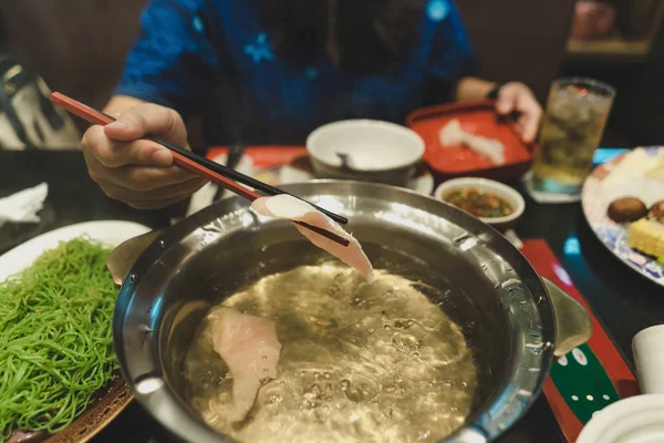 Spor için egzersiz sonrası suki yaki yiyor sağlıklı.