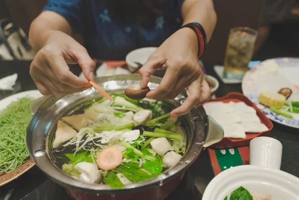 Spor için egzersiz sonrası suki yaki yiyor sağlıklı.