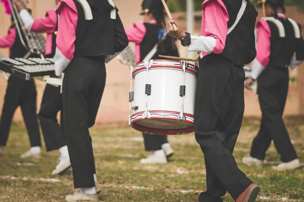 Okul geçit töreninde Marching band davulcular gerçekleştirmek