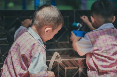 Öğrenciler içme suyu musluk öğle yemeğinden sonra.