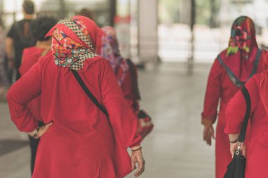 Müslüman kadınlar arkadaş birlikte seyahat bekliyor