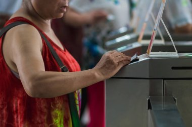 Çok sayıda turistin yaya erişim kapağı engelleri kontrol. Flap kapı bariyer tarih seçici odak.