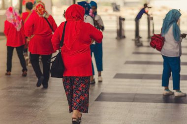 Müslüman kadınlar arkadaş birlikte seyahat bekliyor