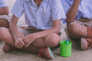 İlköğretim öğrencilerinin fırça onların dişler öğle yemeğinden sonra okulda.