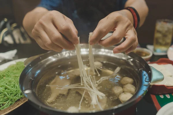 Spor egzersiz sonrası suki yaki yiyor