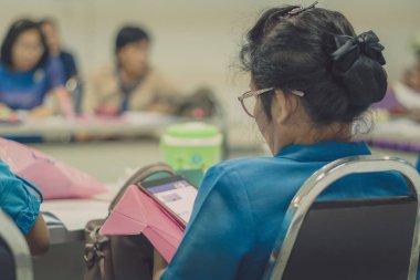 Kadın öğretmenlerin okulda öğretim planı için Toplantı