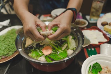 Spor egzersiz sonrası suki yaki yiyor