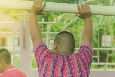 Öğrenciler okulda futbol antrenman sırasında bir hedef hareket