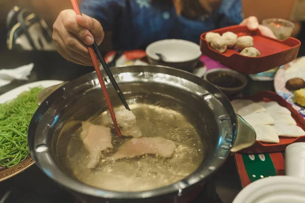 Sportlerinnen Essen Nach Dem Sport Suki Yaki — Stockfoto