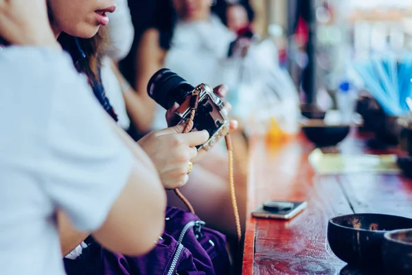 Mujer Joven Prepara Una Cámara Lista Para Tomar Una Foto — Foto de Stock