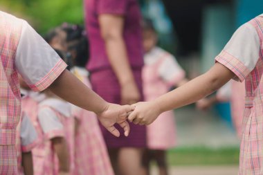 Sabah dersten önce egzersiz genç çocuklar.