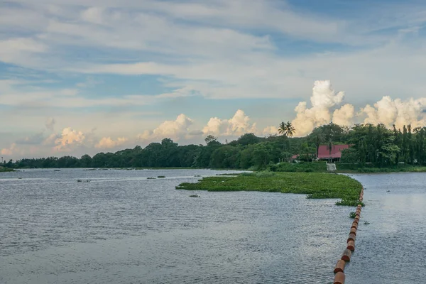 Kanchanaburi, Tayland için gün batımına Mae Klong Barajı sahne.