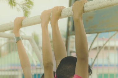 Öğrenciler okulda futbol antrenman sırasında bir hedef hareket