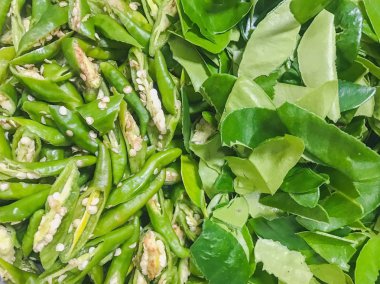 Yeşil biber ve limon yaprakları arka plan.