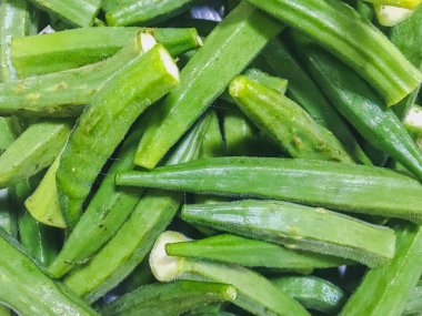 Taze Bamya sebze mutfakta aşçı için.