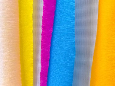 Gemide renkli kağıt şeritler süslemeleri