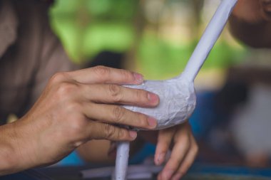 Öğrenciler okulda bir zürafa gibi kağıt mache sanat yapmak öğrenmek.