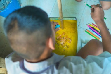 İlköğretim öğrenci sınıf önünde faraş içine renk kalem keskinleştirmek