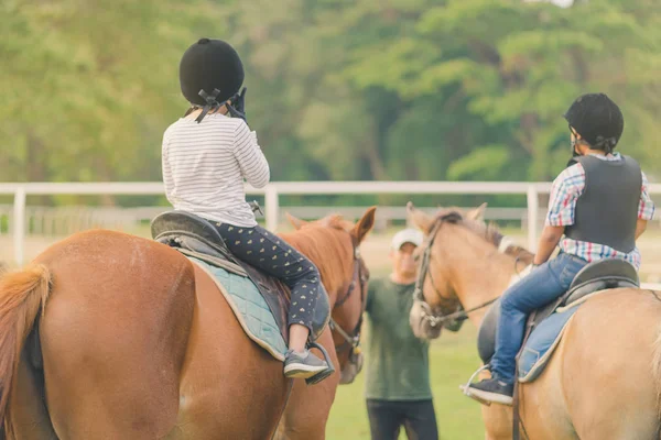 Jonge Geitjes Leren Rijden Een Paard Buurt Van Rivier Vóór — Stockfoto