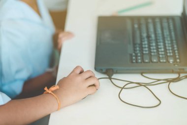 Öğrenci el pratik sanat sınıf bilgisayar tarafından çizim yakın çekim.