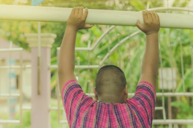 Öğrenciler okulda futbol antrenman sırasında bir hedef hareket