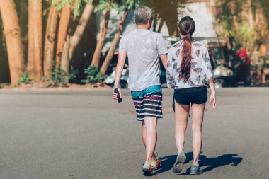 Erawan şelale Kanchanaburi, Tayland için ormanda yürüyüş izinde yürüyen insanların arkadan görünüm.