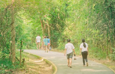 Erawan şelale Kanchanaburi, Tayland için ormanda yürüyüş izinde yürüyen insanların arkadan görünüm.