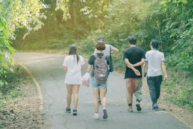 Erawan şelale Kanchanaburi, Tayland için ormanda yürüyüş izinde yürüyen insanların arkadan görünüm.
