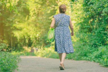 Erawan şelale Kanchanaburi, Tayland için ormanda yürüyüş izinde yürüyen insanların arkadan görünüm.