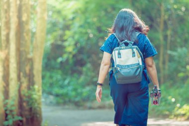 Erawan şelale Kanchanaburi, Tayland için ormanda yürüyüş izinde yürüyen insanların arkadan görünüm.