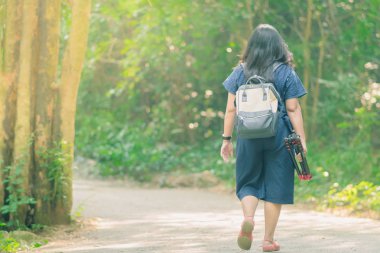 Erawan şelale Kanchanaburi, Tayland için ormanda yürüyüş izinde yürüyen insanların arkadan görünüm.