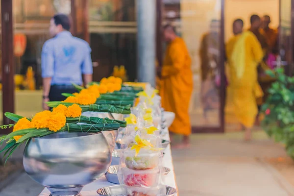 Щоб Зробити Заслуг Пропонуючи Їжі Монах Церемонії Тайський Весільні Традиції — стокове фото